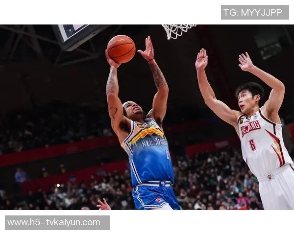 三球半场高效表现砍下23分7篮板4助攻首节独揽15分助力球队奋战