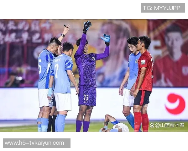 马内因背后犯规被VAR判罚黄牌引发争议球迷热议裁判判决合理性 马内因背后犯规被VAR判罚黄牌引发争议球迷热议裁判判决合理性